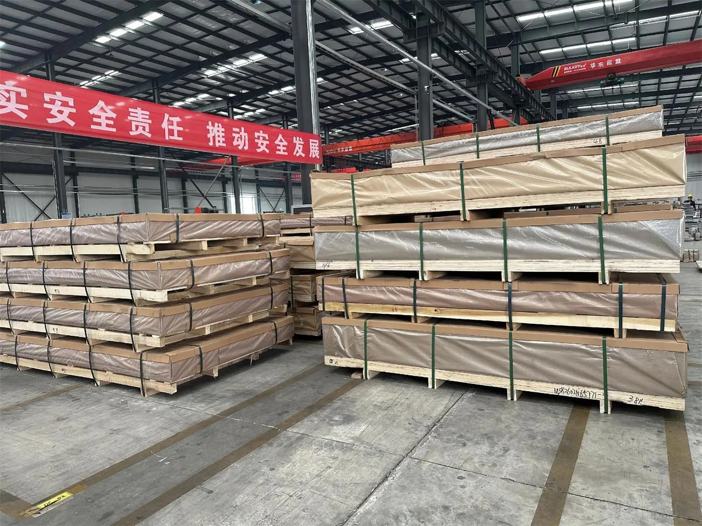 Stacking & strapping on IPPC wooden pallets